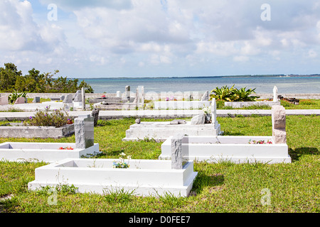 Cimetière dans le village de New Plymouth, Green Turtle Cay, Bahamas. Banque D'Images