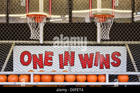 Un match de basket-ball de hasard sur une promenade Banque D'Images