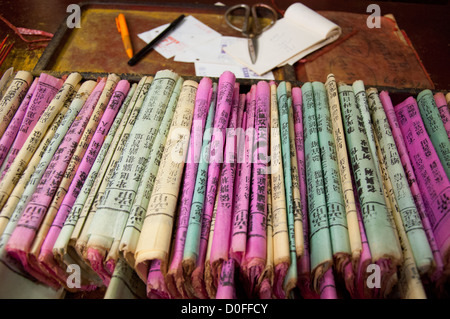 La Chine, Macao. Temple du pêcheur chinois (aka Sam Kai Vui Kun Temple). La prière du papier à l'épargne. Banque D'Images