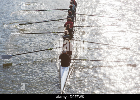 D'aviron à huit femmes vers le début de la tête de la rivière Race, Bristol, février 2012. Banque D'Images