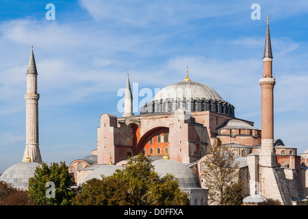 L'extérieur de la basilique Sainte-Sophie (Aya Sofya) à Sultanahmet, Istanbul, lors d'une journée ensoleillée. Banque D'Images