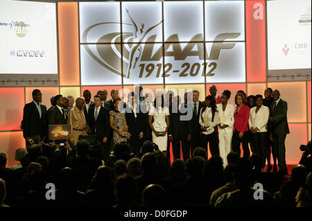 24 novembre, Barcelone, Espagne. IAAF, Association Internationale des Fédérations d'athlétisme, célèbre les athlètes du monde 2012 Cérémonie de remise des prix et le centenaire de sa création. Dans cette photo : Photo de famille de tous les 2012 décerné plus de tous les champions olympiques et du monde de l'événement Banque D'Images