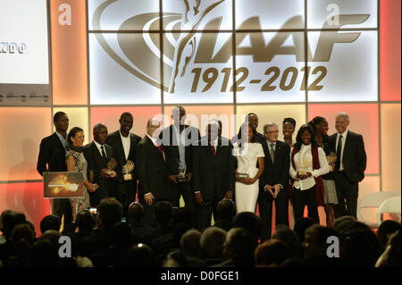 24 novembre, Barcelone, Espagne. IAAF, Association Internationale des Fédérations d'athlétisme, célèbre les athlètes du monde 2012 Cérémonie de remise des prix et le centenaire de sa création. Dans cette photo : Photo de famille de tous les 2012 décerné Banque D'Images