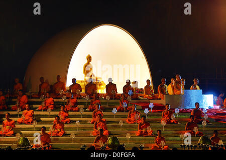 Chiang Mai, Thaïlande. 24 novembre 2012. Yee Peng Sansai Lanterne flottante Cérémonie, partie de la célébrations Loy Kratong en hommage à Bouddha, Maejo à Chiang Mai, Thaïlande