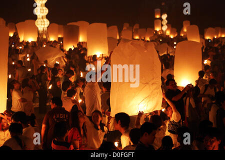 Chiang Mai, Thaïlande. 24 novembre 2012. Khom Loy au lanternes Yee Peng Sansai Lanterne flottante Cérémonie, partie de la célébrations Loy Kratong en hommage à Bouddha, Maejo à Chiang Mai, Thaïlande