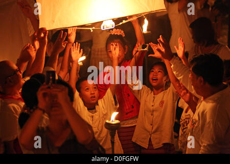 Chiang Mai, Thaïlande. 24 novembre 2012. Khom Loy au lanternes Yee Peng Sansai Lanterne flottante Cérémonie, partie de la célébrations Loy Kratong en hommage à Bouddha, Maejo à Chiang Mai, Thaïlande