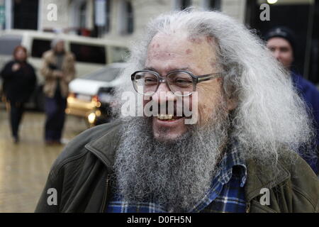 Sofia, Bulgarie, le 24 novembre, 2012. Dissident Bulgare Nikolay Kolev, alias 'Bosiya' (Les), a été arrêté par les policiers 40 quatre jours plus tôt quand il a essayé de jeter une tomate sur le Parlement. Il dit que son action est en signe de protestation contre la corruption généralisée dans le pays. Credit : Johann Brandstatter / Alamy Live News Banque D'Images