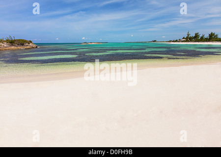 Long Bay Beach sur l'océan sur Green Turtle Cay, Bahamas. Banque D'Images