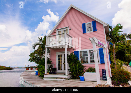 Cottage rose le long du port dans le petit village de Hope Town, Elbow Cay de Nassau, aux Bahamas. Banque D'Images