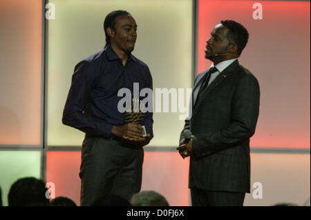 24 novembre, Barcelone, Espagne. IAAF, Association Internationale des Fédérations d'athlétisme, célèbre les athlètes du monde 2012 Cérémonie de remise des prix et le centenaire de sa création. Dans cette photo, Aries Merritt (USA, champion olympique) a décerné le prix Inspiration 2012 avec Banque D'Images