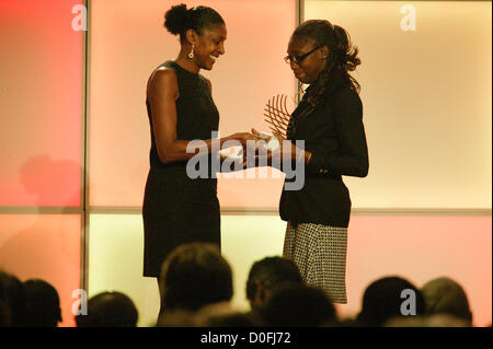 24 novembre, Barcelone, Espagne. IAAF, Association Internationale des Fédérations d'athlétisme, célèbre les athlètes du monde 2012 Cérémonie de remise des prix et le centenaire de sa création. Dans cette image Anthonique Strachan (BAH) décerné à 2012 Monde Féminin Rising Star Award par les mains de Marie Jose Perec Banque D'Images