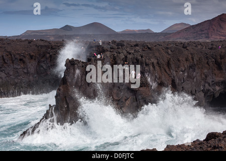 Les touristes voir Los Hervideros une série de grottes et trous sur Lanzarote, Îles Canaries Banque D'Images