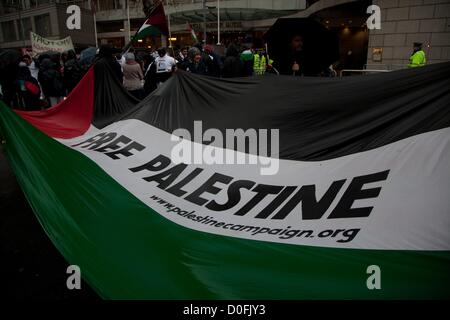 Londres, Royaume-Uni. 24 novembre 2012 Des milliers ont défilé dans le centre de Londres, en dépit des fortes pluies, vers l'ambassade d'Israël en faveur du peuple palestinien de Gaza. Ils ont été appelant à mettre fin au siège de Gaza. Banque D'Images