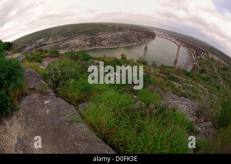 L'Autoroute 90 pont sur la rivière Pecos, au-dessus du lac Amistad près de Del Rio au Texas Banque D'Images