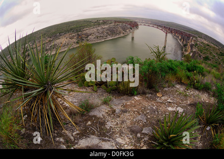 L'Autoroute 90 pont sur la rivière Pecos, au-dessus du lac Amistad près de Del Rio au Texas Banque D'Images