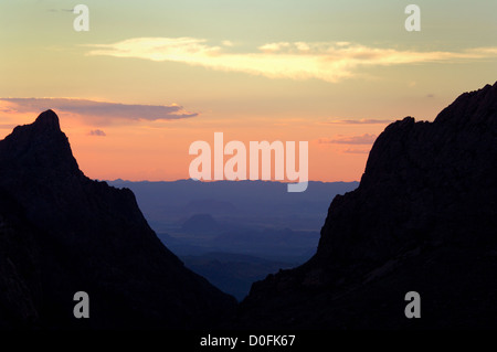 En regardant par la fenêtre vers le Mexique au coucher du soleil dans le parc national Big Bend au Texas Banque D'Images