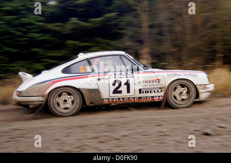 Porsche 911 Tim Mason Colin Thompson 34e au classement général à la fin de jour 2 du RAC Rally. Pickering, North Yorkshire, UK. Le Roger Albert Clark Rally 2012 organisé par le Motor Club De Lacy. Les pilotes et leurs voitures à Co-Drivers poussant les limites de la piste à la Gale Rigg au jour 2 étape des 3 jours de l'événement. Banque D'Images