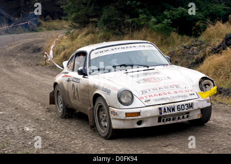 Porsche 911 Tim Mason Colin Thompson Pickering 34e au classement général à la fin de jour 2 du RAC Rally North Yorkshire, UK. Le Roger Albert Clark Rally 2012 organisé par le Motor Club De Lacy. Les pilotes et leurs voitures à Co-Drivers poussant les limites de la piste à la Gale Rigg au jour 2 étape des 3 jours de l'événement. Banque D'Images