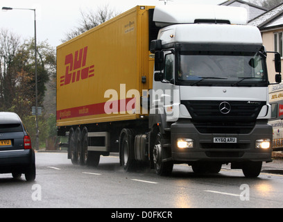 Un chariot qui se déplace le long de la route A23 près de Coulommiers à Surrey, Angleterre Banque D'Images