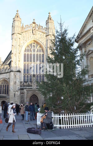 Bath, Royaume-Uni. 24 Nov, 2012. Un guitariste classique joue par l'arbre de Noël de la ville en face de l'abbaye sur le weekend d'ouverture du marché de Noël de Bath Banque D'Images