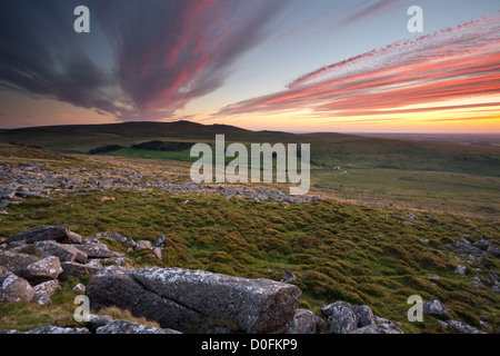 Coucher de soleil depuis les pentes de Belstone Tor avec West Mill Tor et oui Tor dans la distance. Le parc national du Dartmoor Devon Uk Banque D'Images