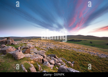 Coucher de soleil depuis les pentes de Belstone Tor avec West Mill Tor et oui Tor dans la distance. Le parc national du Dartmoor Devon Uk Banque D'Images