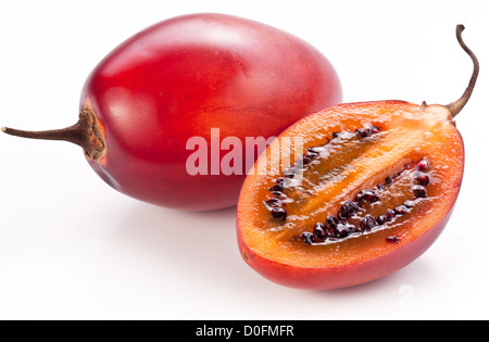 Tamarillo fruits avec tranche sur fond blanc. Banque D'Images