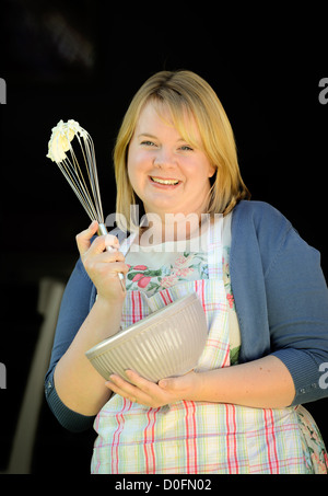 L'investiture baker : Sarah-Jane Willis de West Sussex, UK qui a comparu dans la dernière série de la Great British Bake Off 2012. Banque D'Images