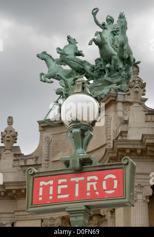 Metropolitain sign in Paris, France. Banque D'Images