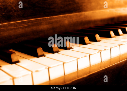 Libre de touches de piano noir et blanc et du grain du bois avec sépia Banque D'Images