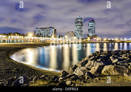 Côte de nuit à Barcelone en vue de l'hôtel tours, Espagne Banque D'Images