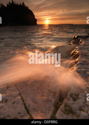 Magnifique coucher de soleil nature paysage de rochers aux vagues sur la côte de la baie Georgienne. Parc National de la péninsule Bruce, en Ontario Banque D'Images