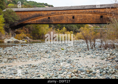 Bridgeport Pont couvert sur le Sud dans le sud de la rivière Yuba Yuba River State Park, Californie. Banque D'Images