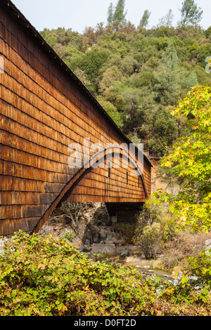 Bridgeport Pont couvert sur le Sud dans le sud de la rivière Yuba Yuba River State Park, Californie. Banque D'Images