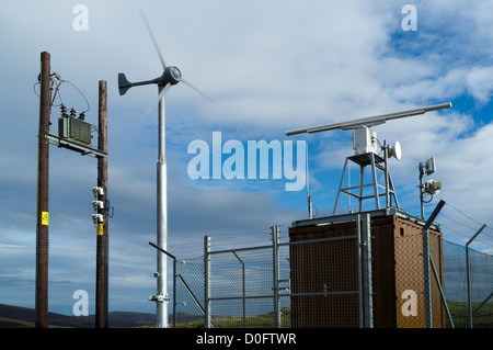 Éolienne dh UK petite éolienne alimentant l'équipement radar vert de l'antenne de l'énergie britannique Banque D'Images