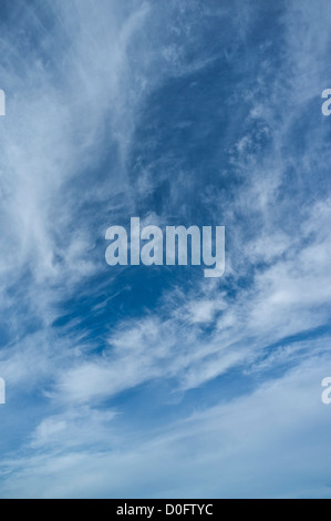 dh blanc cirrus nuages CIEL MÉTÉO Whispy nuage bleu ciel sur personne paysage ciel nuageux jour Banque D'Images