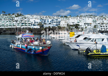 Port dh PUERTO DEL CARMEN LANZAROTE ferry coloré port marina bateaux de plaisance Bateau voyages maison de vacances Banque D'Images