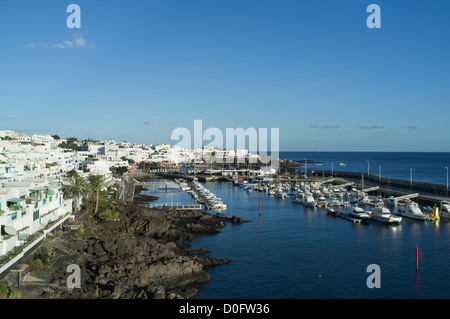 Port dh PUERTO DEL CARMEN Lanzarote appartement de vacances avec vue sur port de plaisance bateaux de plaisance amarrés jetty Banque D'Images