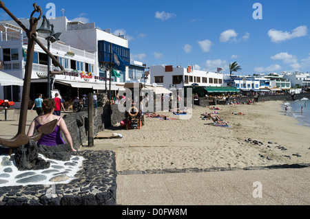 Dh Beach Playa Blanca Lanzarote Promenade soleil plage de sable blanc holiday resort Banque D'Images
