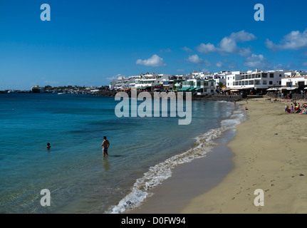 Dh Beach Playa Blanca Lanzarote baigneurs en mer plage sable blanc holiday resort Banque D'Images