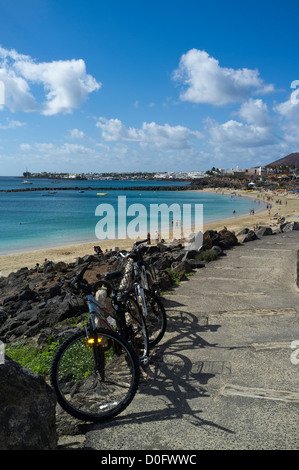 dh Playa Dorada Beach PLAYA BLANCA LANZAROTE deux vélos ci-dessus station de sable vélos de vacances 2 vélos Banque D'Images