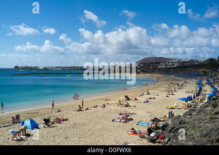 Dh Playa Dorada Playa Blanca Lanzarote soleil sable blanc relaxant holiday resort beach sun canaries Banque D'Images