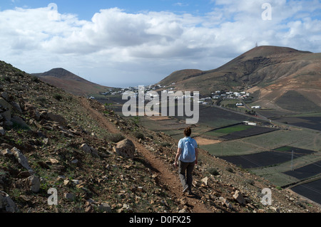 dh  FEMES LANZAROTE Woman hiker walking mountain path in valley hiking country walker people walk countryside Banque D'Images