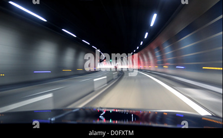 Avant de la voiture dans le tunnel Banque D'Images