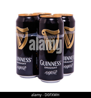 Un fourpack de bière Guinness sur fond blanc Banque D'Images