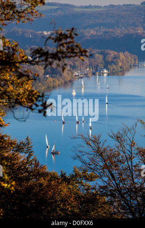 Le lac Baldeneysee à Essen, Allemagne. Bateaux à voile au cours d'une régate en automne. Banque D'Images