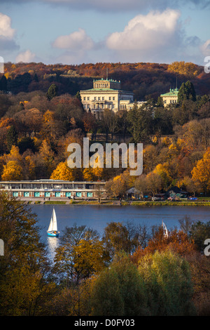 Le lac Baldeneysee à Essen, Allemagne.Voir à l'automne à la Villa Huegel, la maison ancestrale de la famille de dynastie industrielle Krupp. Banque D'Images