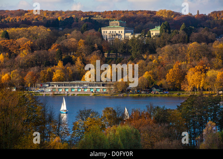 Le lac Baldeneysee à Essen, Allemagne.Voir à l'automne à la Villa Huegel, la maison ancestrale de la famille de dynastie industrielle Krupp. Banque D'Images