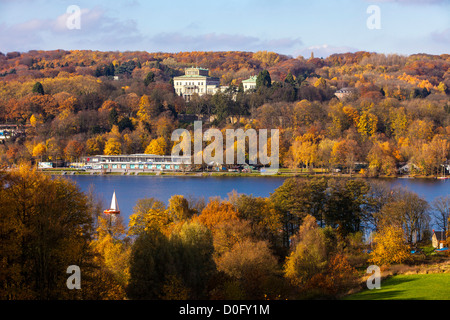 Le lac Baldeneysee à Essen, Allemagne.Voir à l'automne à la Villa Huegel, la maison ancestrale de la famille de dynastie industrielle Krupp. Banque D'Images