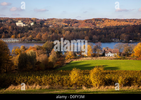 Le lac Baldeneysee à Essen, Allemagne.Voir à l'automne à la Villa Huegel, la maison ancestrale de la famille de dynastie industrielle Krupp. Banque D'Images